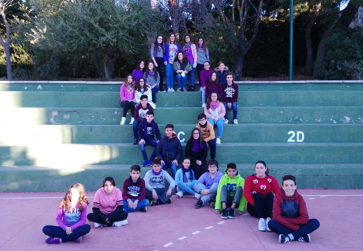 Los alumnos han realizado lazos contra la violencia de género.