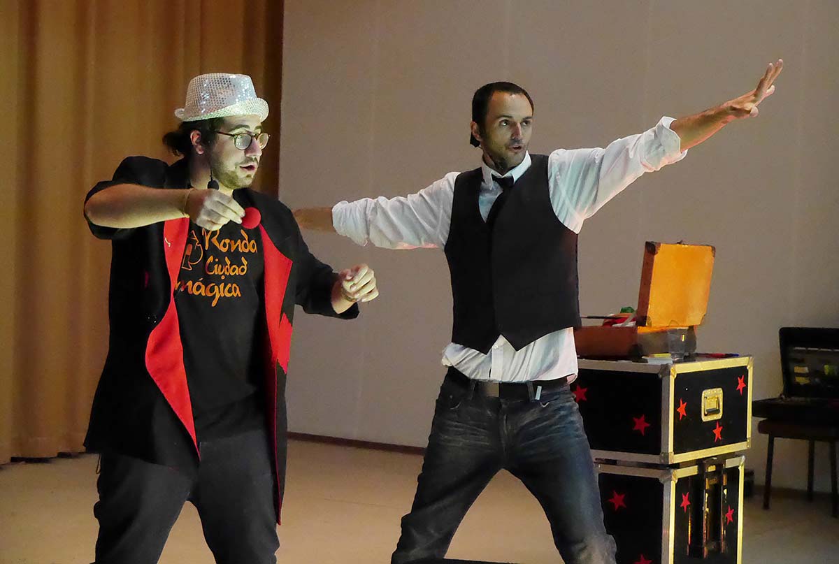 Los magos Rojas y Rafa en una de sus actuaciones en Ronda.