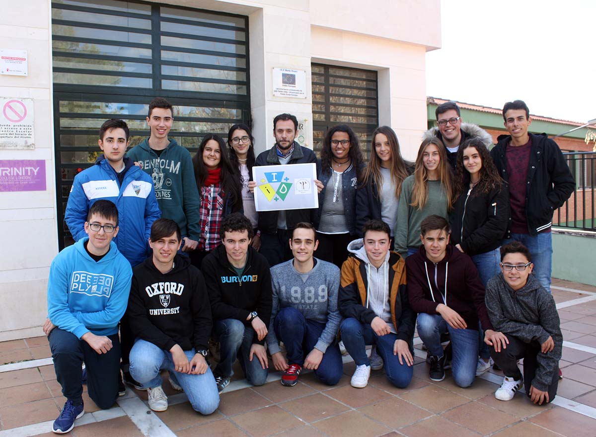 El profesor Marcos Naz, con su equipo de alumnos investigadores.