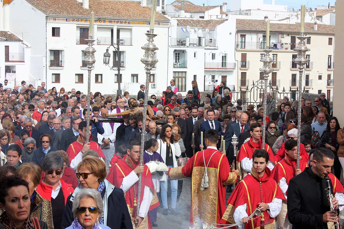 Cientos de fieles han acompañado al Cristo de la Misericordia que ha salido por primera vez de la iglesia del Socorro.