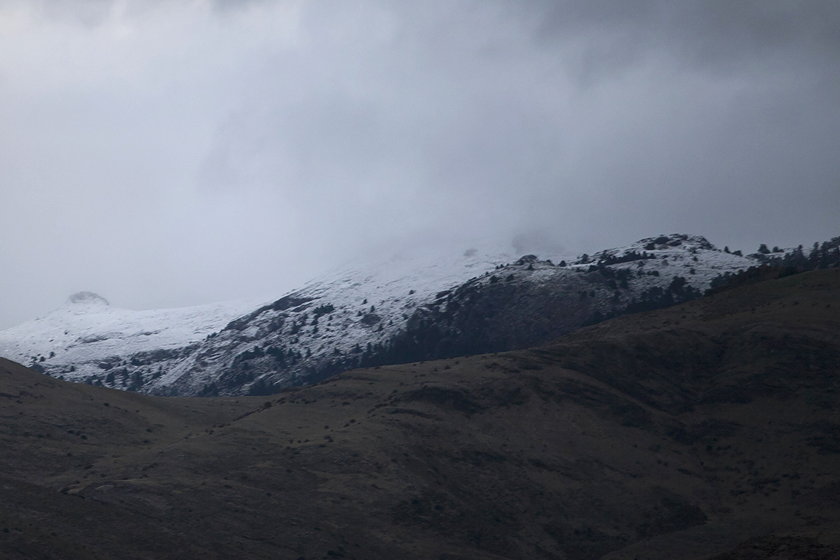 La nieve ya cubre los picos más altos de la Sierra de las Nieves. Foto Zago.