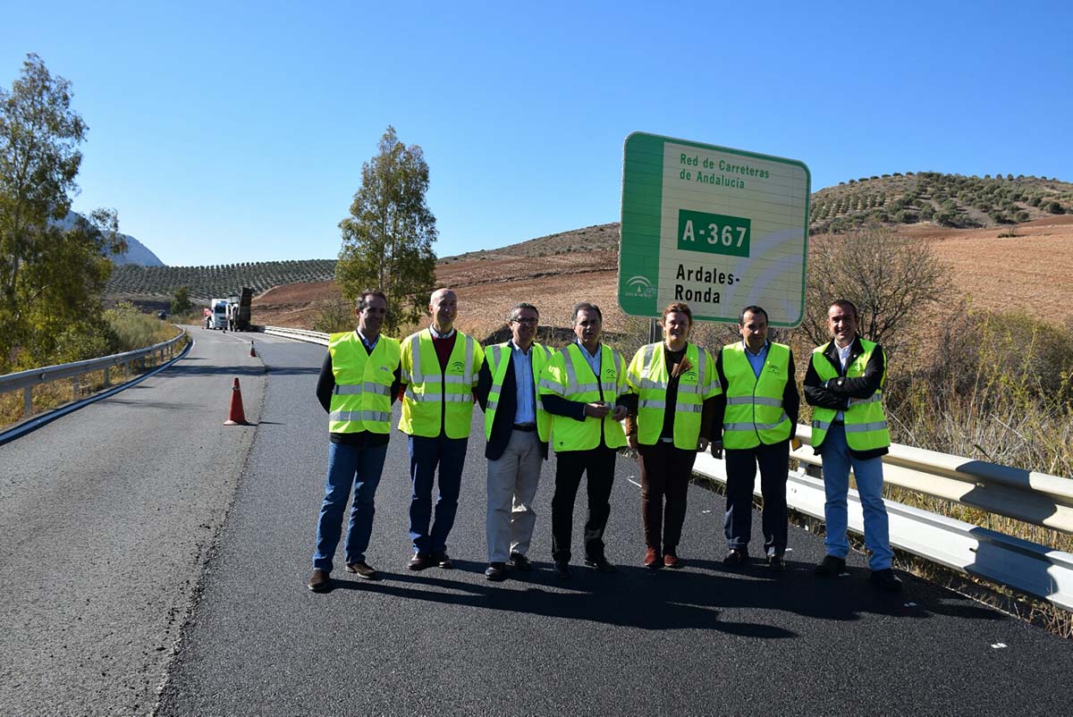 Responsables de la Junta y del Ayuntamiento de Ronda en uno de los tramos que van a ser mejorados.