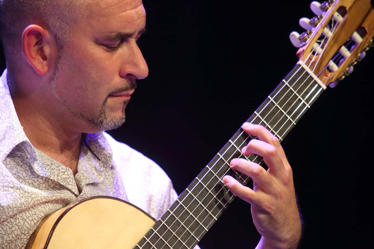 El gerente de Ronda Guitar House y músico Paco Seco actúa este viernes.
