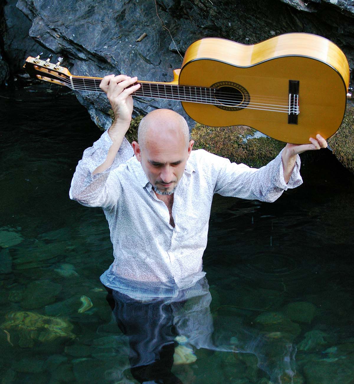 Paco Seco nos acercará con su guitarra a las músicas del mundo.