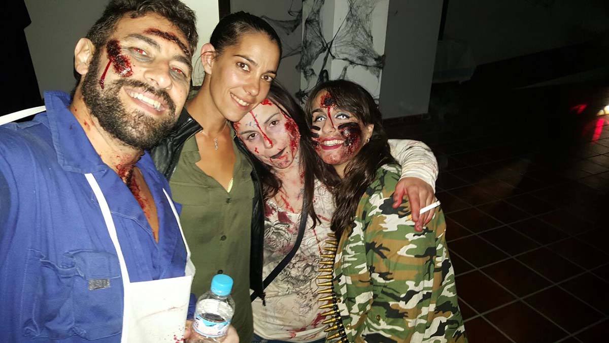 Jóvenes disfrazados para la fiesta de Halloween en Parauta.