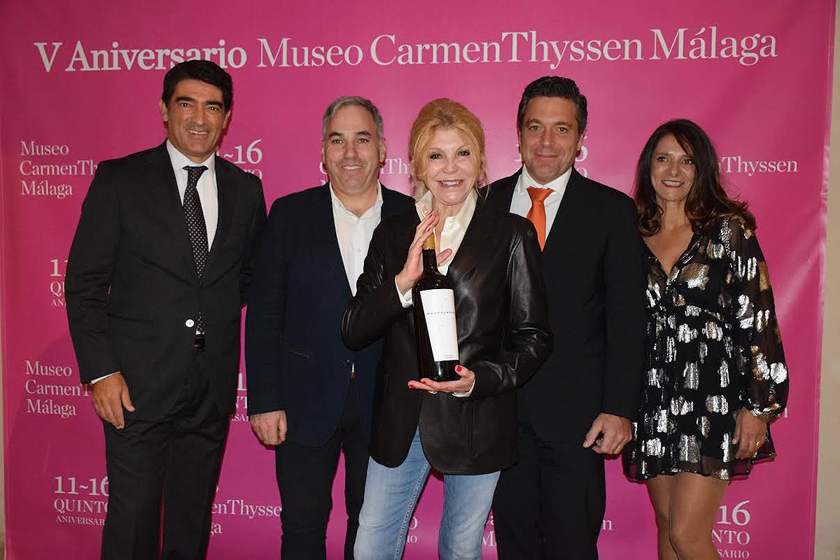 La baronesa Thyssen junto a los empresarios rondeños en la inauguración de la exposición.