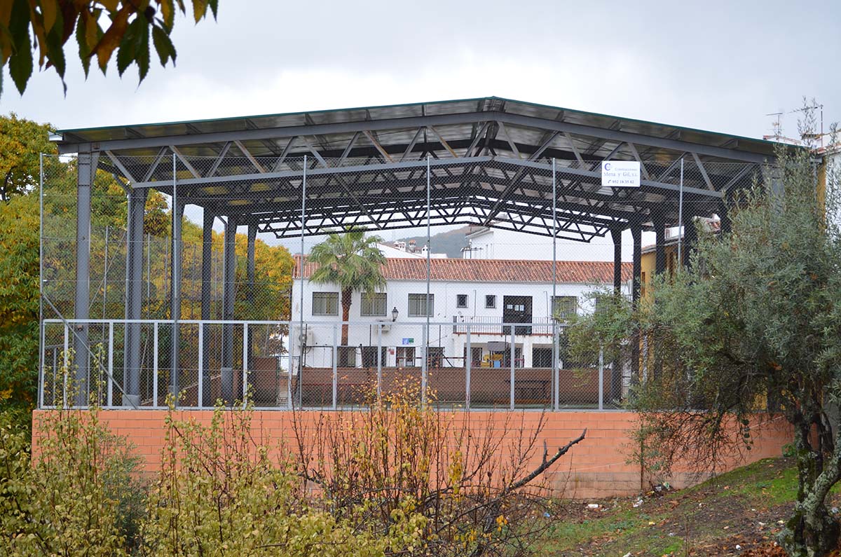 El polideportivo se encuentra situado junto al colegio de Pujerra.