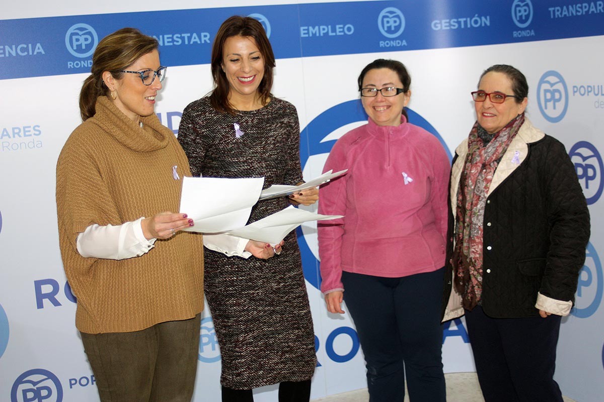 Concejalas y miembros de la ejecutiva del PP en la lectura de la moción contra la violencia de género.