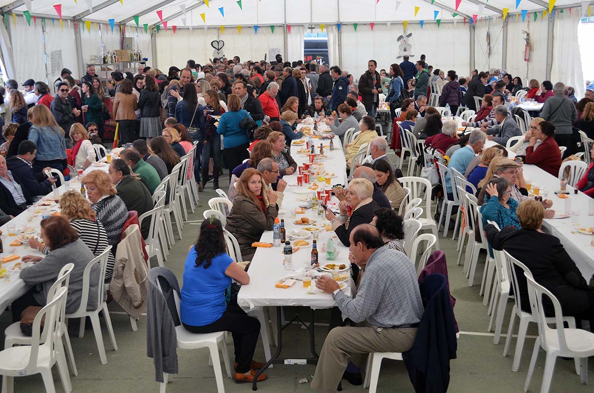Numerosas personas participan en esta fiesta popular.