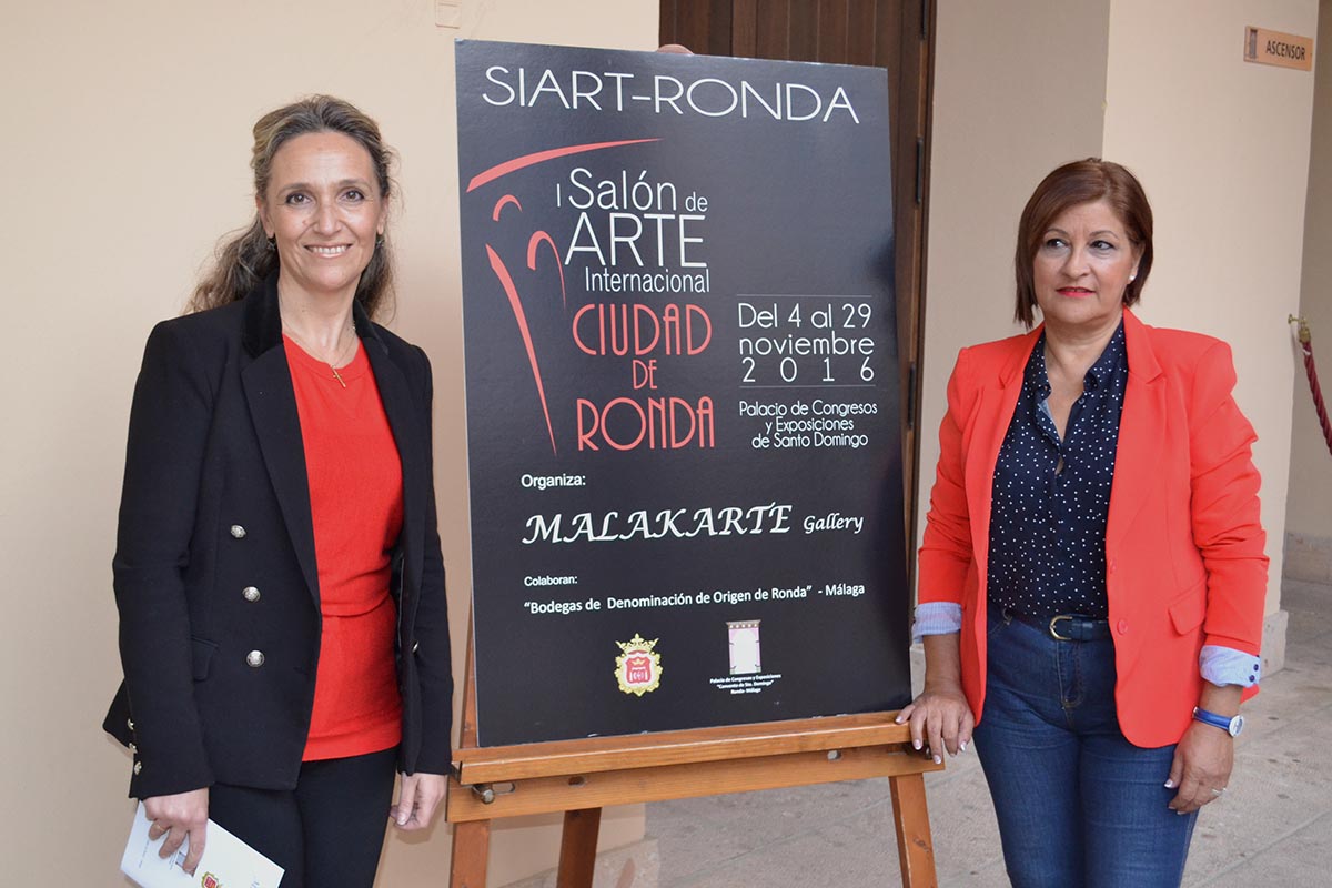 La concejal de Cultura y la responsable de Malakarte.