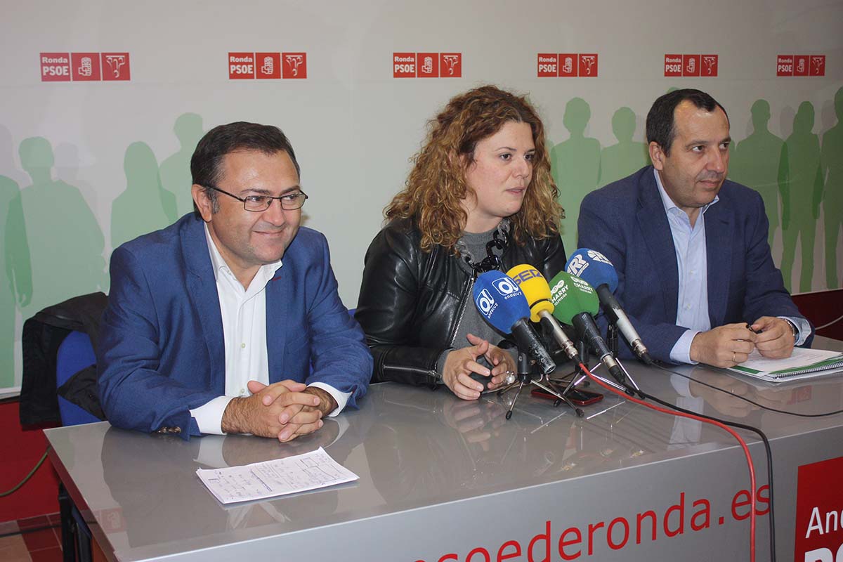 Heredia, Valdenebro y Ruiz Espejo en la rueda de prensa ofrecida en la sede del PSOE de Ronda.