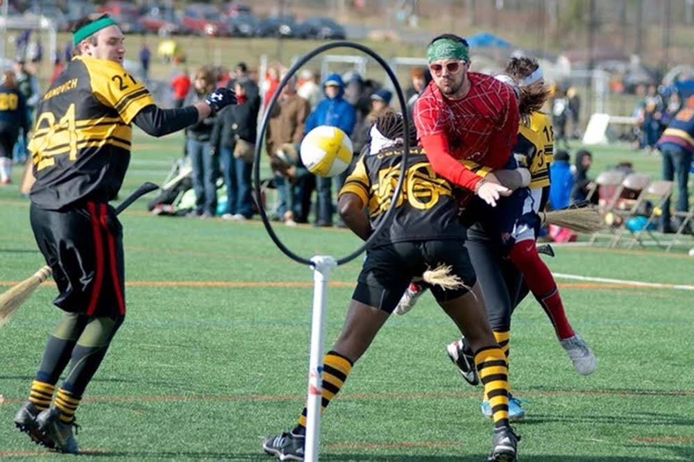 Se juega montado en una escoba y hay que encestar una pelota en los aros.