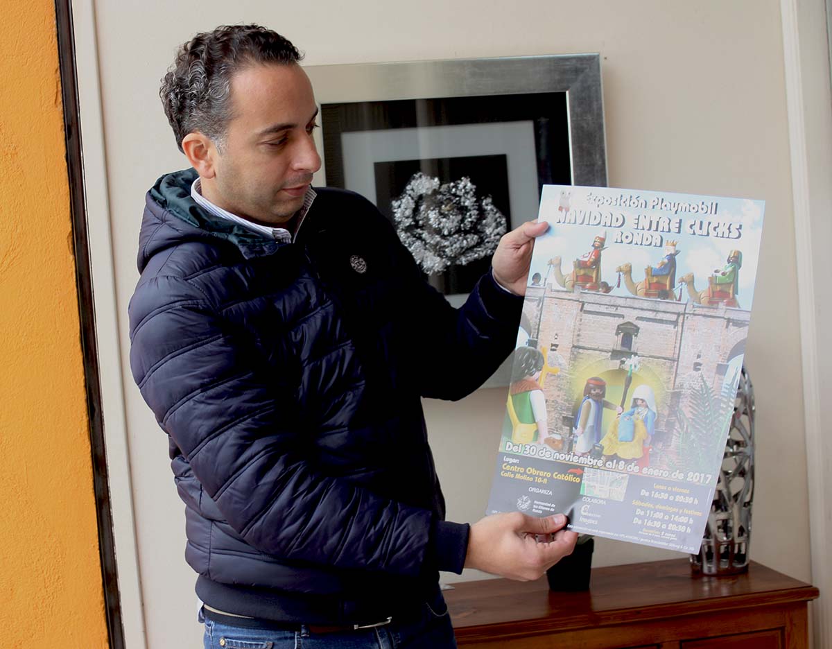 El hermando mayor de Los Gitanos con el cartel de la exposición.