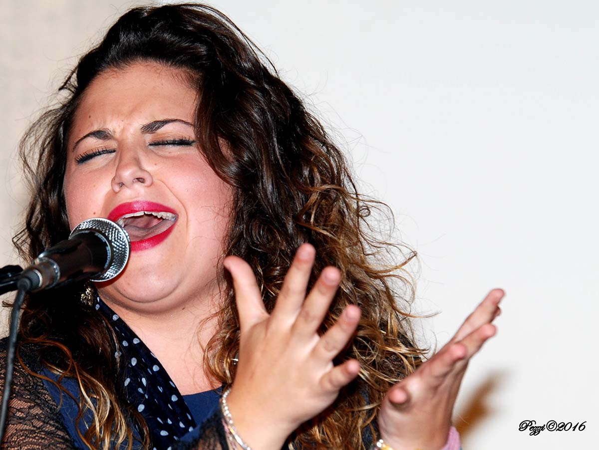 La cantaora Rafi Velasco en un momento de su actuación en la Peña Flamenca de Ronda. Foto Pezzi.
