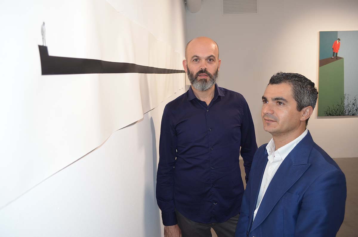 El artista (izquierda), junto al alcalde de Genalguacil en la exposición.