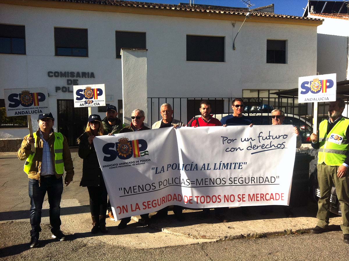Responsables y miembros del SUP se han concentrado en las puertas del Ayuntamiento.