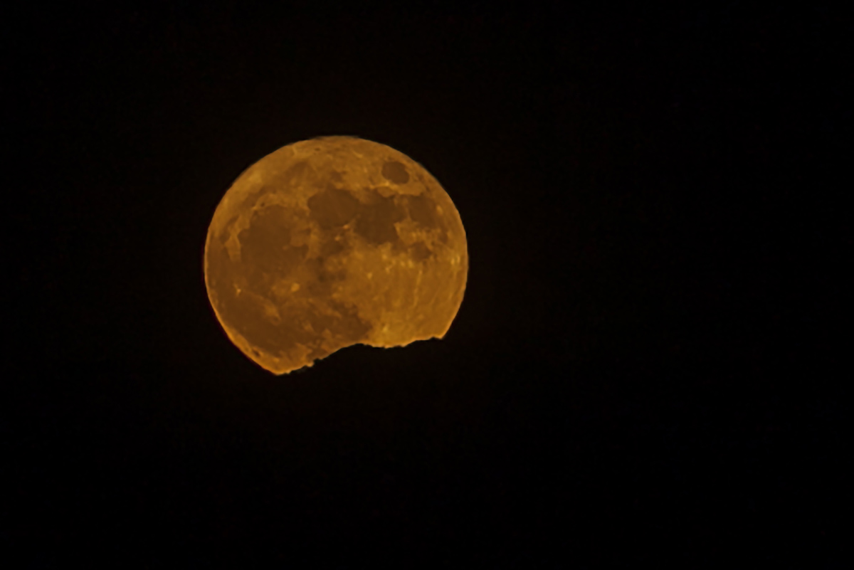 Imagen de la Superluna sobre las montañas de la Serranía. Foto Javier Flores.