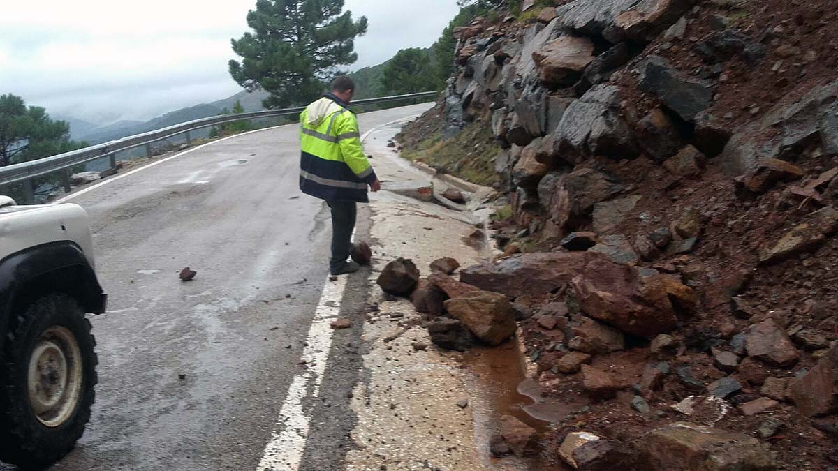 El temporal provocó desprendimientos y daños en carreteras y caminos públicos.