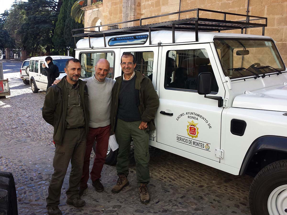 El concejal de Montes junto a técnicos de este departamento y el nuevo vehículo.