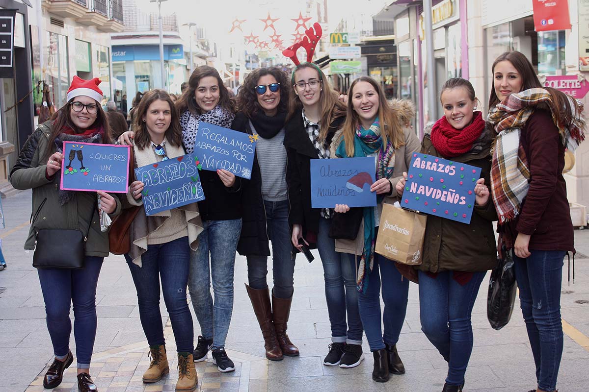 Las estudiantes han recorrido la calle de La Bola repartiendo abrazos navideños.