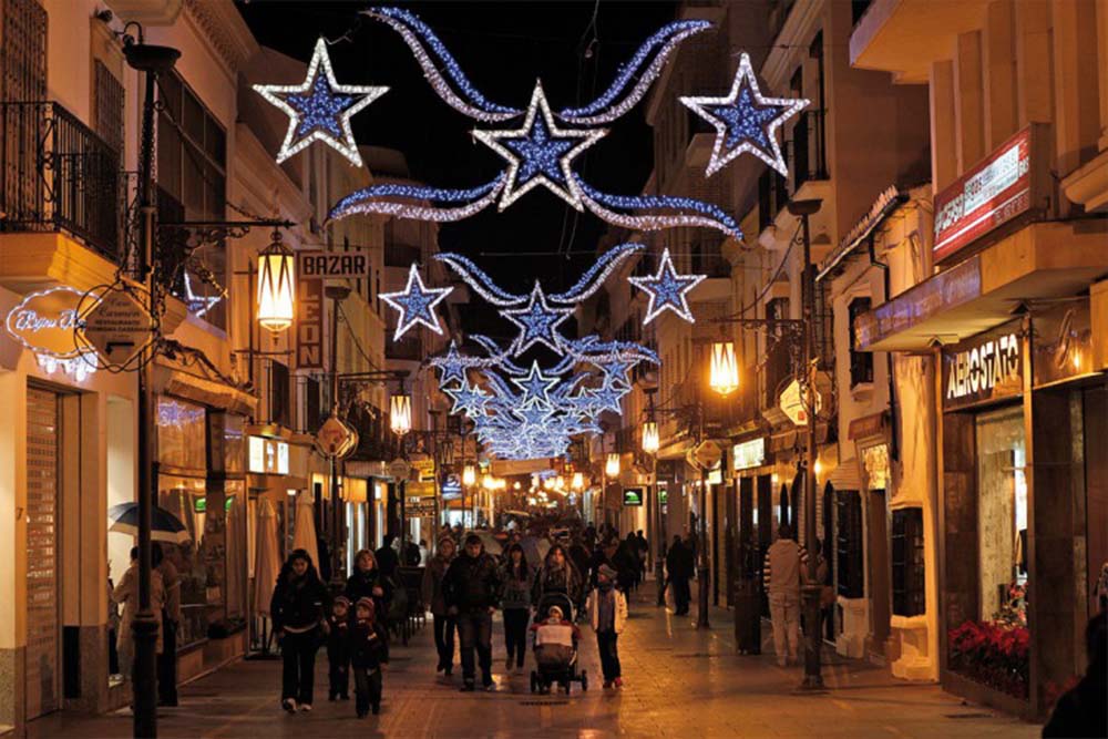 Alumbrado navideño en la calle Espinel de años anteriores. Foto Archivo.