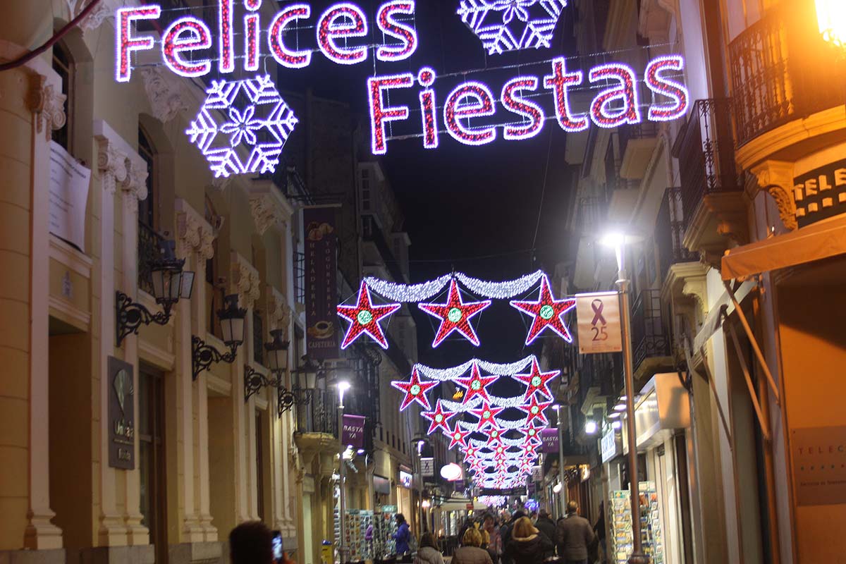 El alumbrado navideño se ha situado en las principales calles de la ciudad.