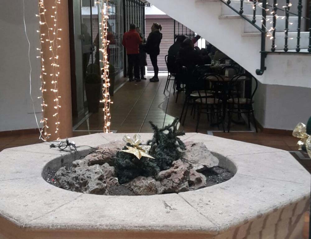 El árbol estaba situado en una pequeña plaza interior que hay en el centro comercial.