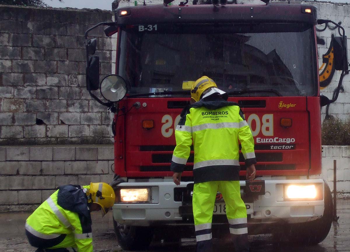 Bomberos actuando en un incendio. Foto de Archivo.