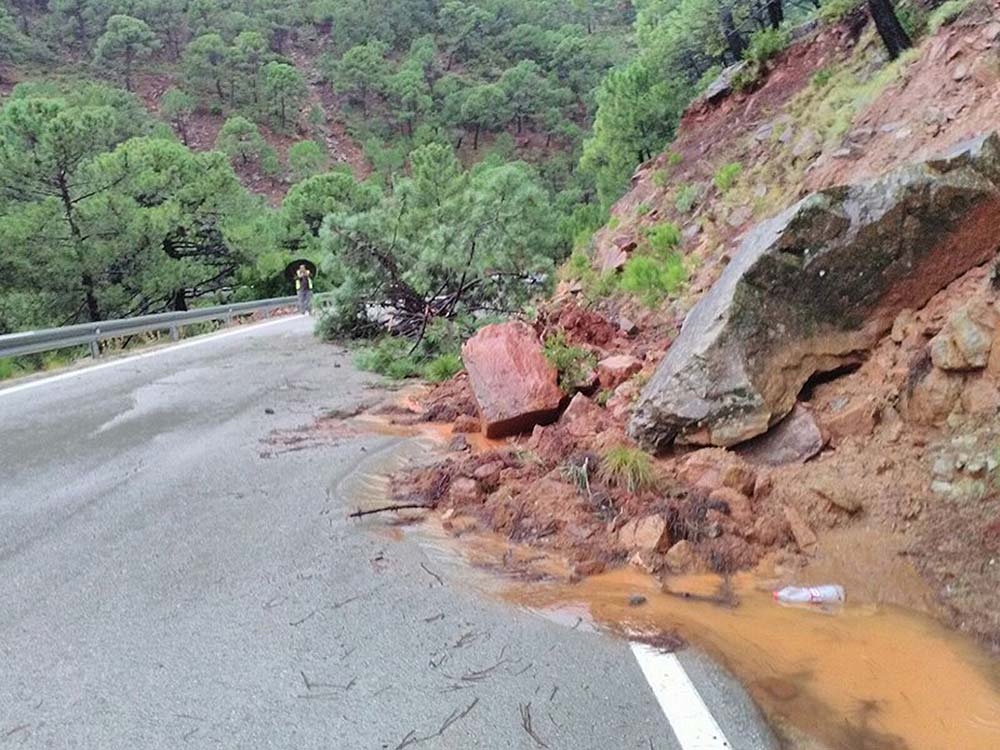 Numerosas carreteras de la Serranía y de la provincia se han visto afectadas por el temporal.