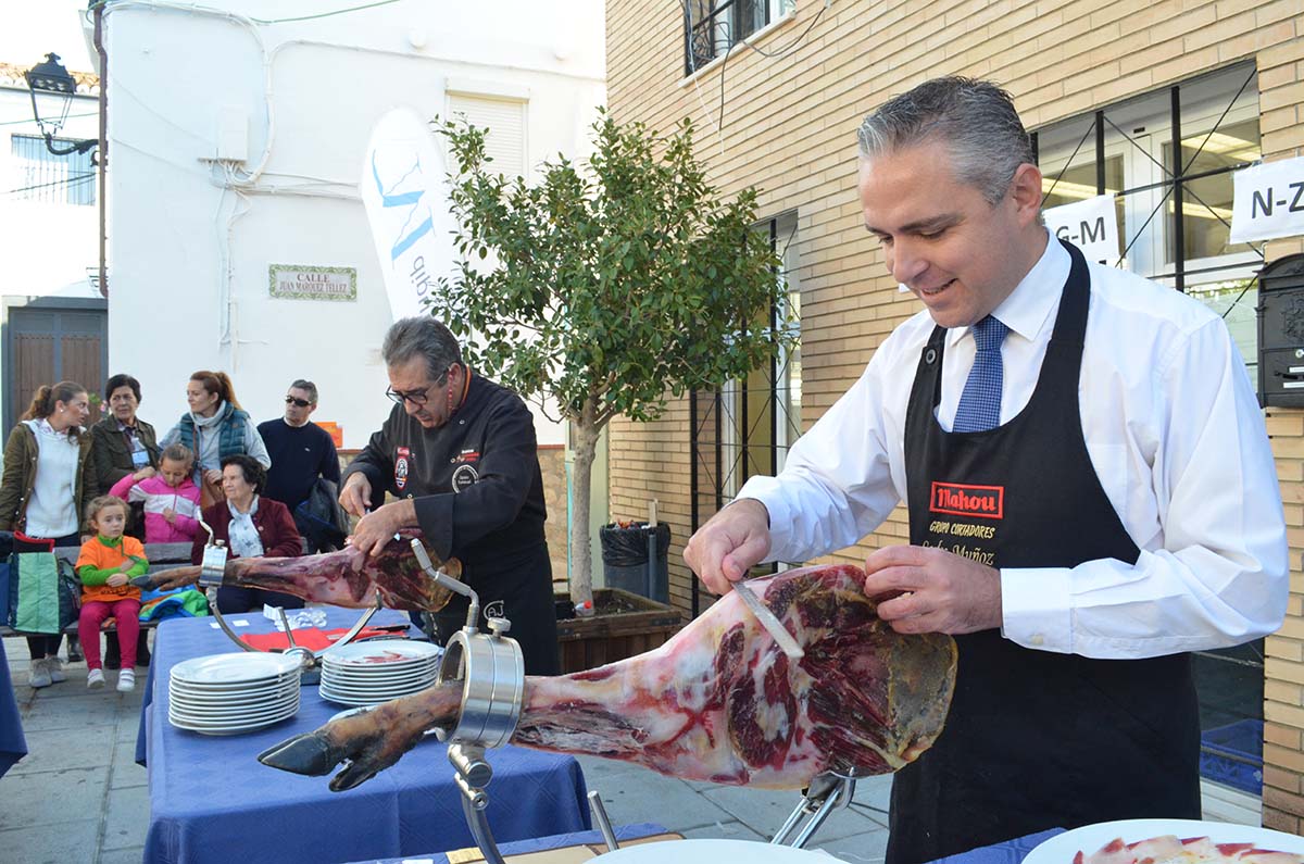 Un momento del tradicional concurso de cortadores de jamón.