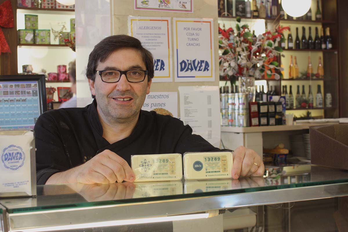 David Verdú muestra las 'chocoparticipaciones'.