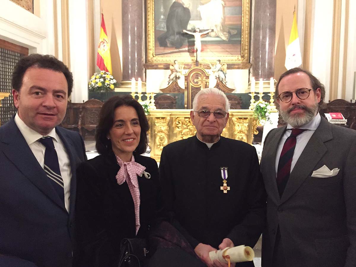 Don Alonso tras recibir el distintivo, junto a cofrades rondeños.