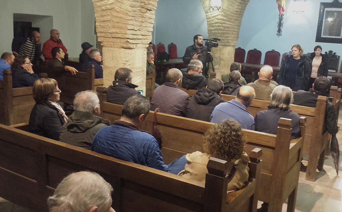 La reunión se ha tenido que trasladar al Ayuntamiento debido a la gran afluencia de vecinos.