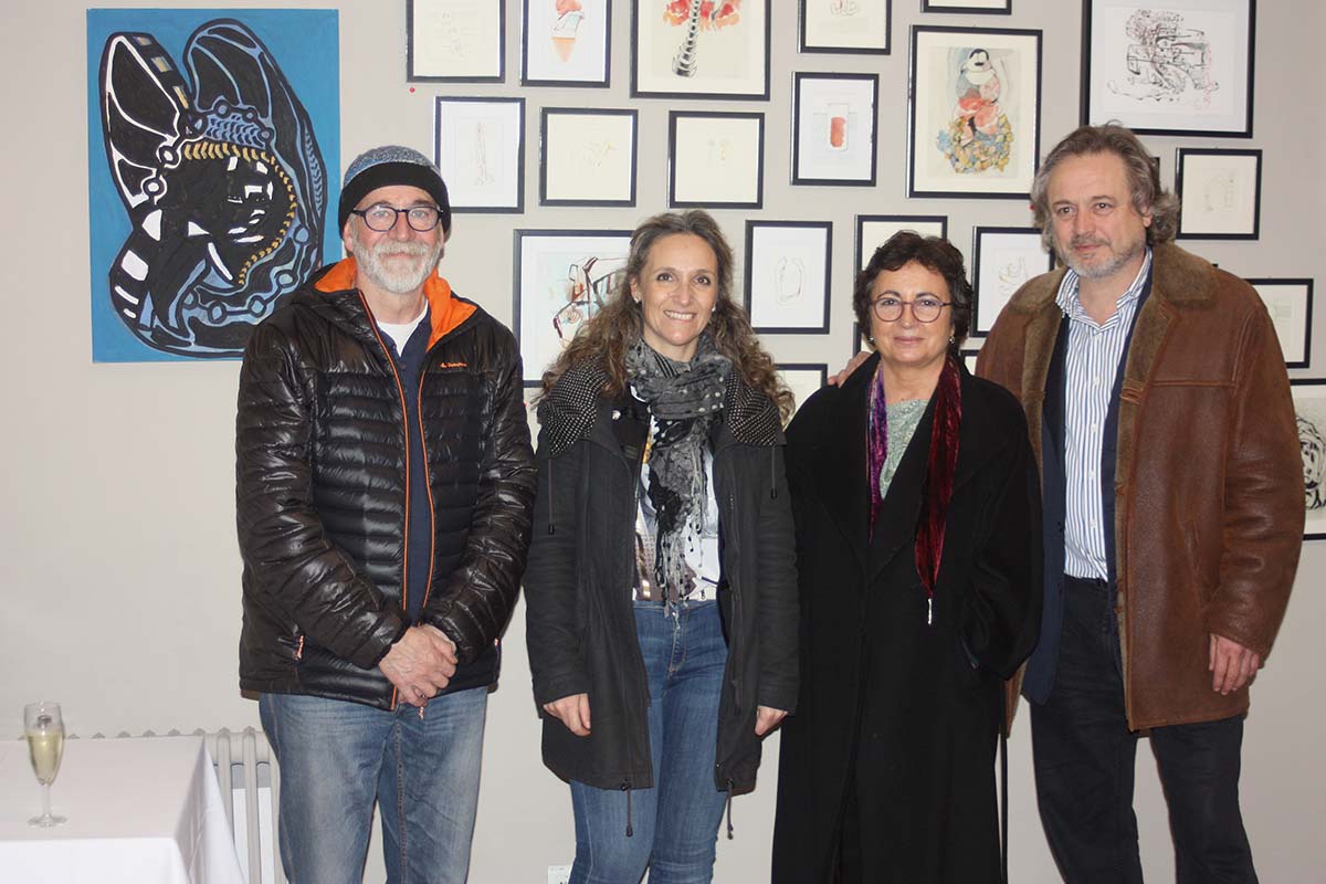 El pintor, a la derecha de la imagen, junto a la concejal de Cultura y responsables de la Esquina del Polo.