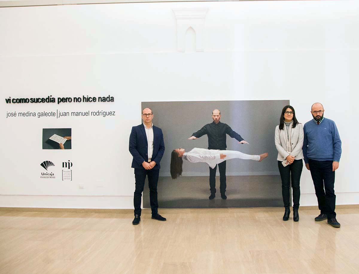 Los autores junto a la directora del museo.