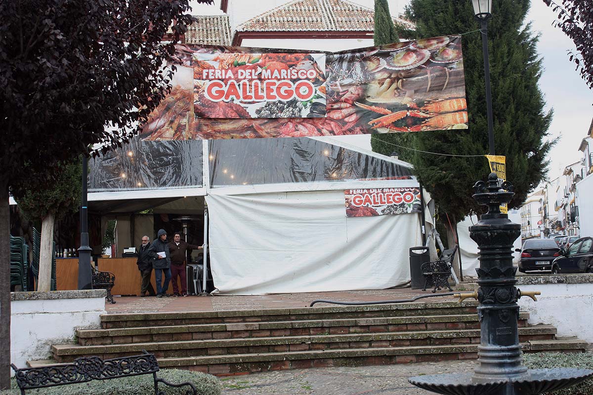 La carpa de la Feria del Marisco se ha situado en plaza de los Descalzos.