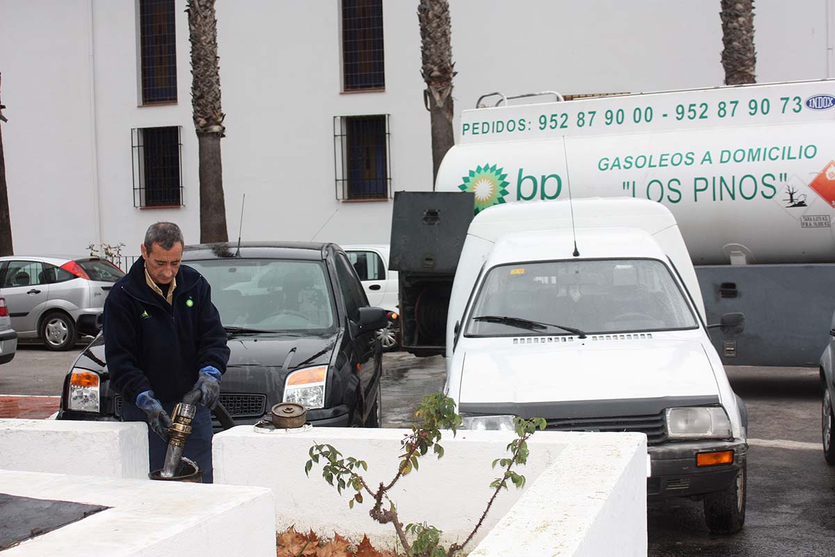 Momento en el que un operario de la empresa realizaba la recarga de la caldera de la Residencia de Ancianos.