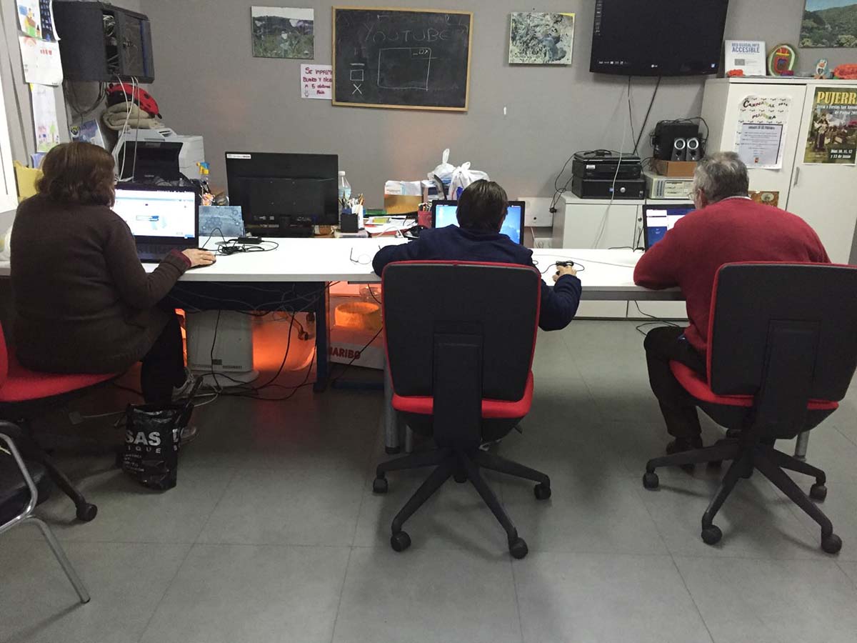Vecinos de Pujerra en los ordenadores del centro Guadalinfo.