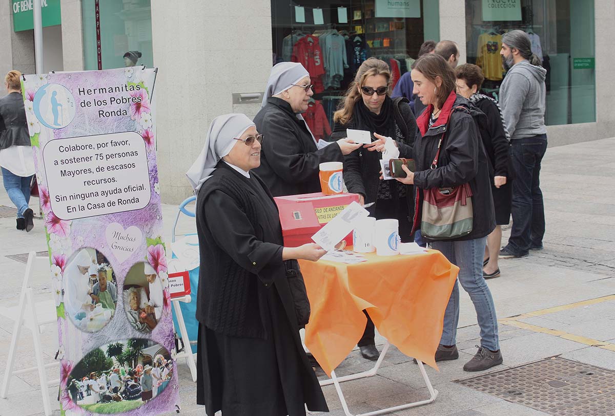Las Hermanitas de los Pobres salen a la calle para poder llenar la caldera de la Residencia de Ancianos