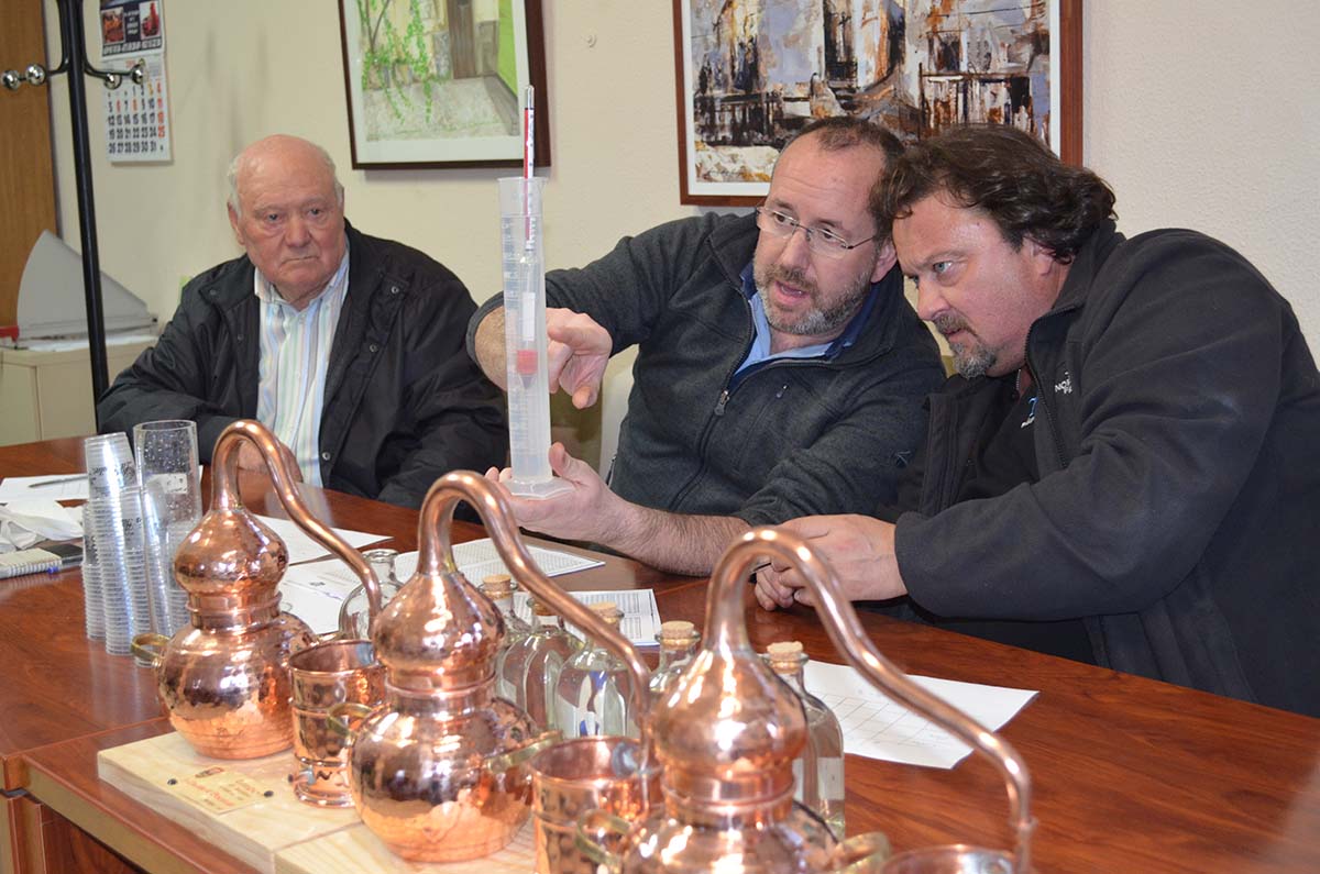 Los miembros del jurado valoran los aguardientes de los siete concursantes.