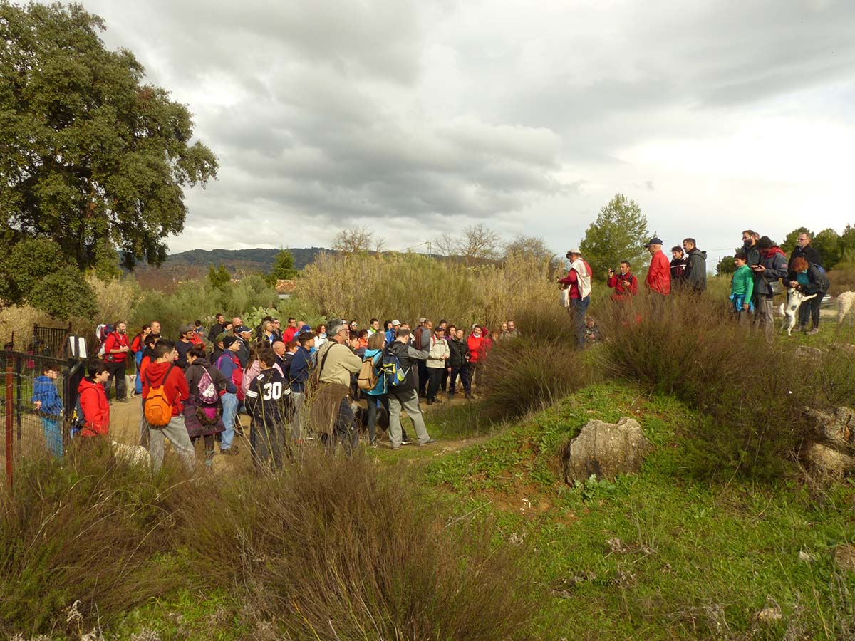 Unas 80 personas reivindican con una marcha la apertura de los caminos de El Duende
