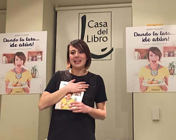 La cantante rondeña presentó su recetario en la Casa del Libro de Málaga.