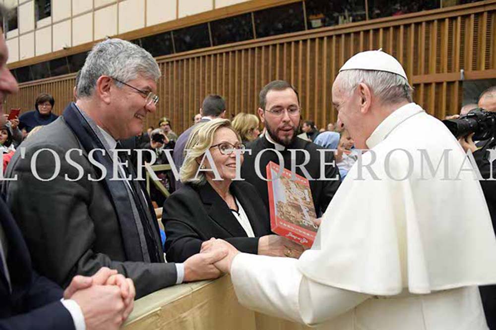 Momento en el que la familia de Ronda entrega al Papa las Yemas del Tajo.