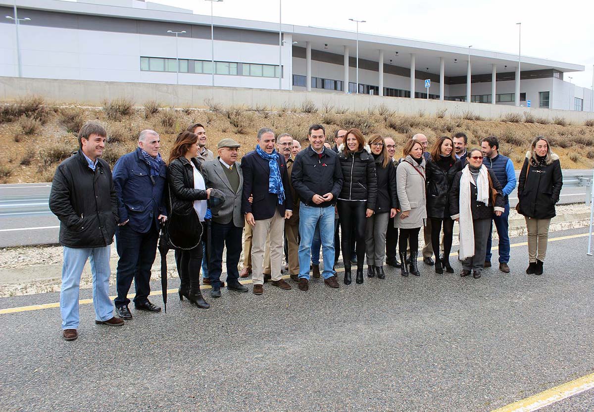El presidente andaluz del PP, junto a cargos, diputados y senadores de esta formación en la fachada del nuevo hospital.