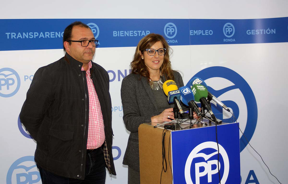 Los concejales populares Maricarmen Martínez y Juan de Dios Barba.