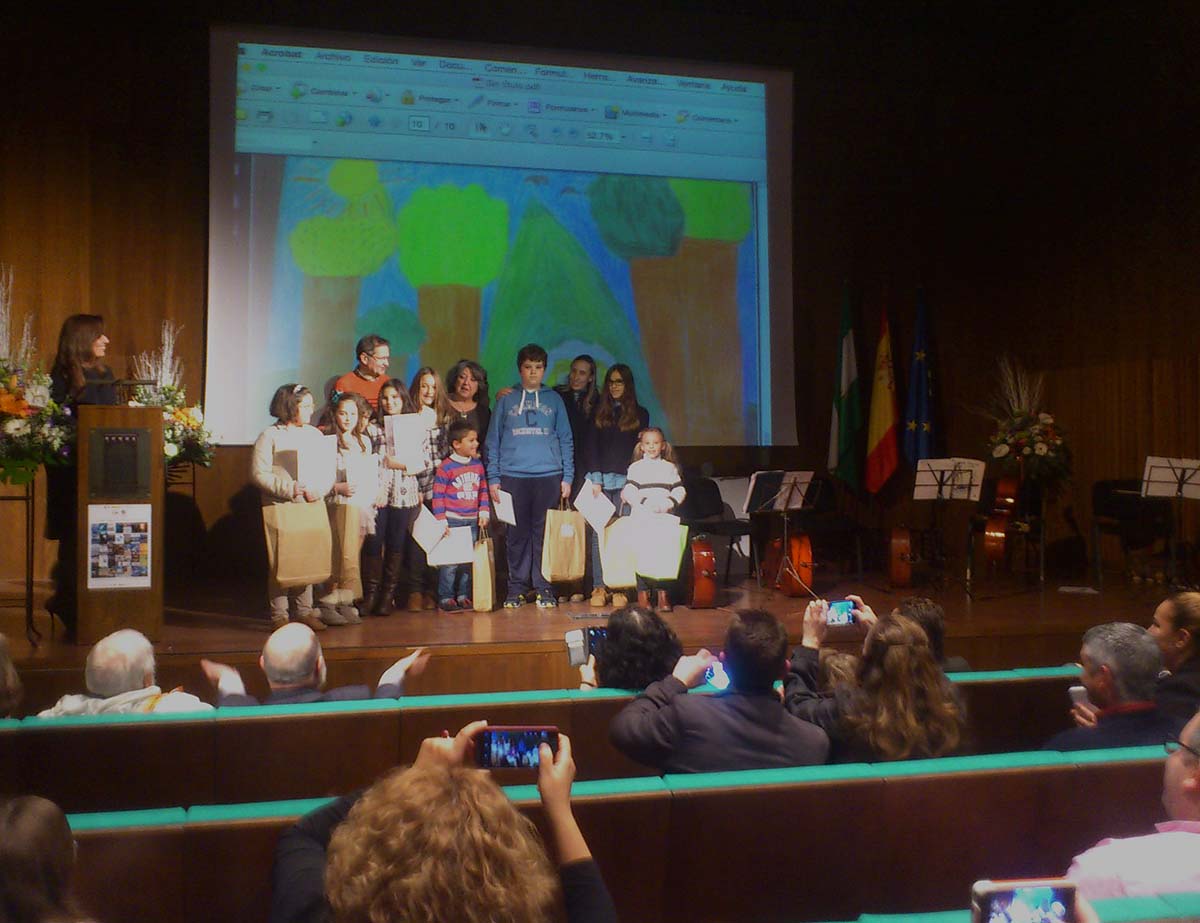 Momento de la entrega de los premios a los estudiantes ganadores.