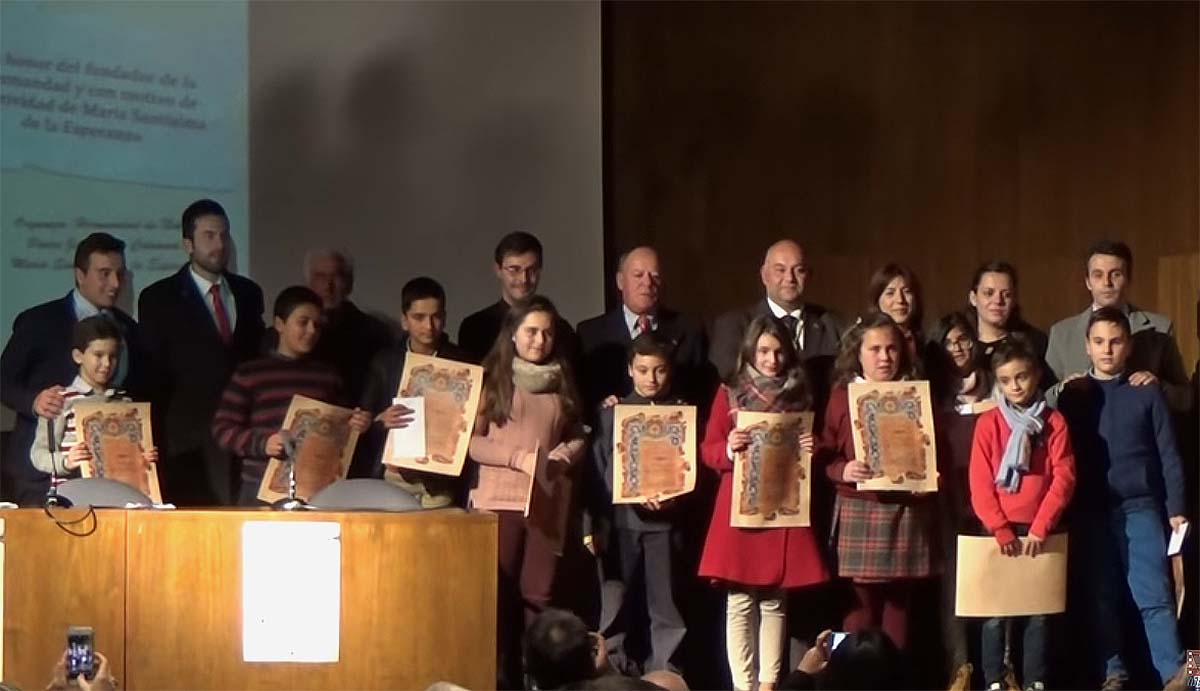 Los miembros del jurado junto a los alumnos ganadores de este certamen.