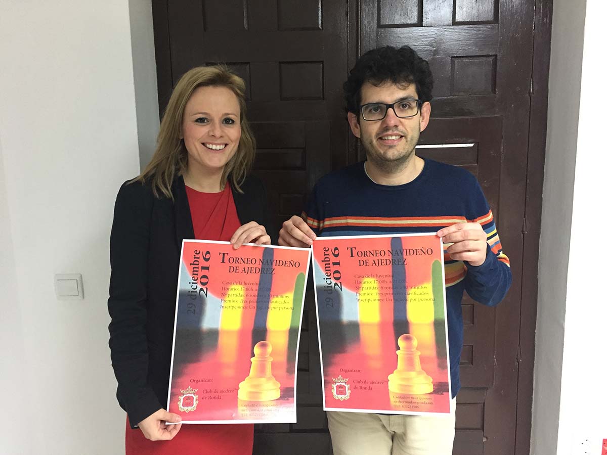 La concejal y el responsable del Club de Ajedrez de Ronda.