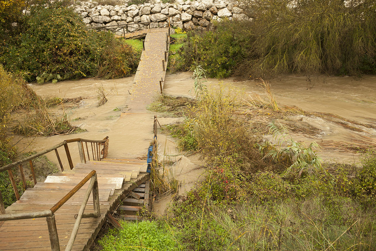 Estado en el que se encuentra durante estos días el puente de la Cueva del Gato.