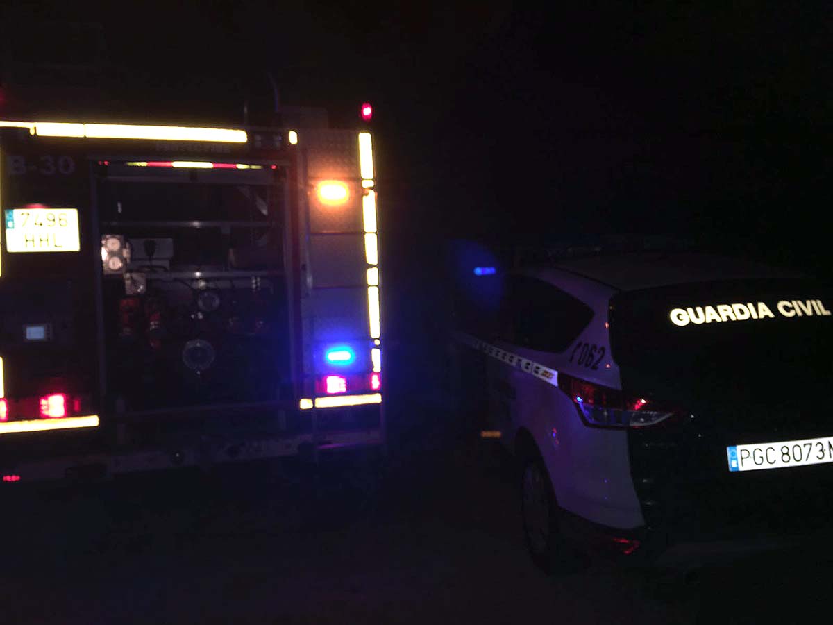 Efectivos de la Guardia Civil y bomberos en el rescate de anoche.